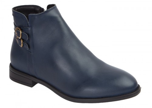 LOW LEATHER ANKLE BOOTS WITH SIDE ZIPPER.